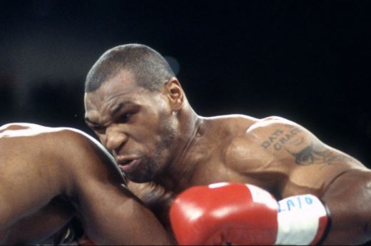 Patético: se quiso hacer el chistoso con Mike Tyson y terminó con la cara sangrando