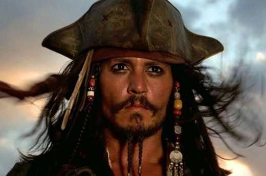 Johnny Depp imita a Jack Sparrow a la salida del juicio contra Amber Heard