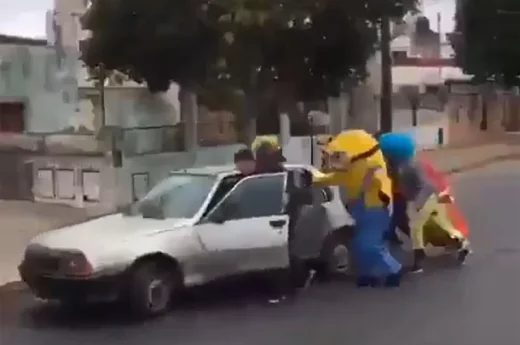 Solo pasa en Argentina: una insólita historia que contiene payasos, Minions y un Renault