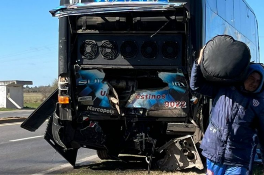 Un camión chocó de atrás al micro que llevaba al plantel de Unión en su viaje a Córdoba