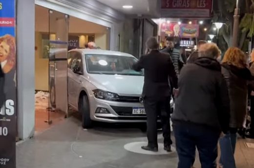 Un auto atropelló a decenas de personas en la puerta de un Teatro