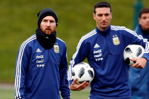 Scaloni: “La camiseta 10 siempre estará reservada para Messi”