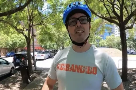 “Bicibandido”: El ciclista que es furor por golpear autos