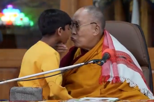 El Dalai Lama salió a pedir disculpas por besar a un nene en la boca