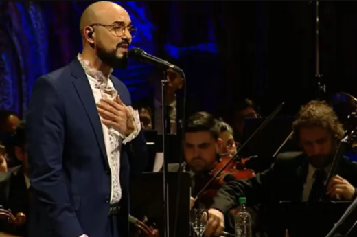 Abel Pintos presentó “Alta en el cielo”, su disco de canciones patrias en el Teatro Colón