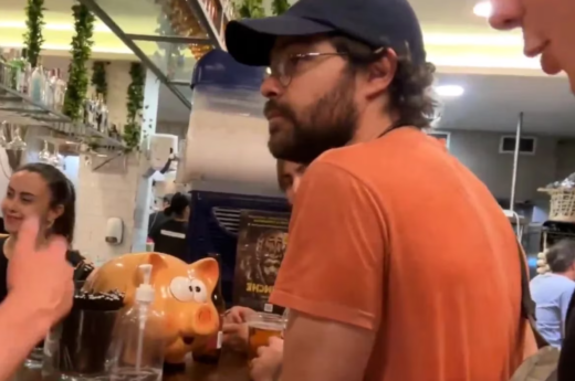 Peter Lanzani y un incómodo momento con un tiktoker en un bar