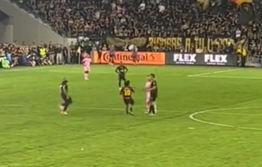 El guardaespalda de Messi corrió y tacleó a un intruso que se metió en la cancha a abrazar a Lionel