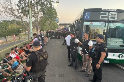 Batalla campal entre la barra brava oficial y la disidente de River