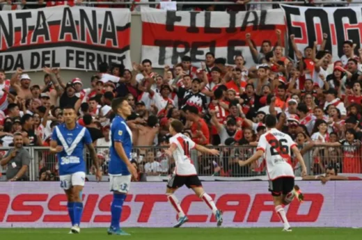 River ganó, gustó y goleó a Vélez