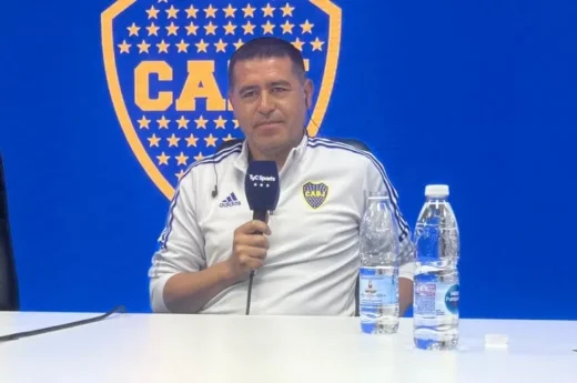 Riquelme salió a bancar a Diego Martínez: “Es difícil para el técnico, es nuevo, pero estamos contentos”