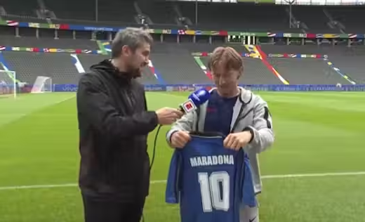 Crack total: la emoción de Luka Modric al recibir una camiseta de Diego