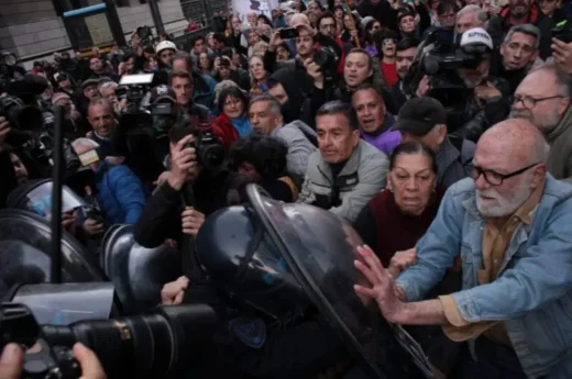 Repudiable represión policial a los jubilados que protestaban contra el proyecto de movilidad