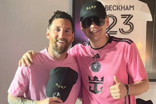 Bizarrap fue visto sin lentes ni gorra en un partido de Lionel Messi