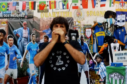 Andrés Ciro tocó el Himno Nacional Argentino en el estadio del Napoli en homenaje a Diego Maradona