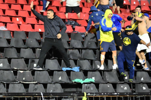 Riquelme se metió en las tribunas para frenar disturbios en pleno partido de Boca por la Copa Argentina