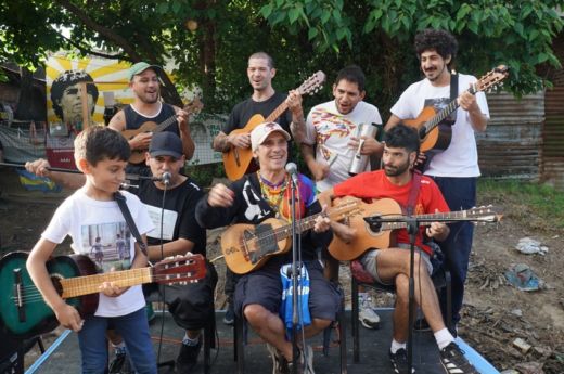 Manu Chao visitó la casa de Maradona en Villa Fiorito e improvisó un mini show