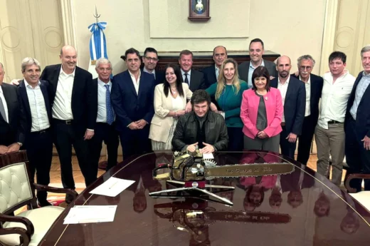 La particular reunión de gabinete con una motosierra sobre la mesa