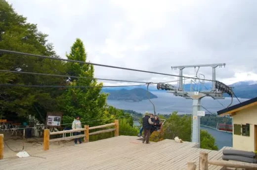 Tragedia en Bariloche: Un turista español se descompensó y murió en la aerosilla del cerro Campanario