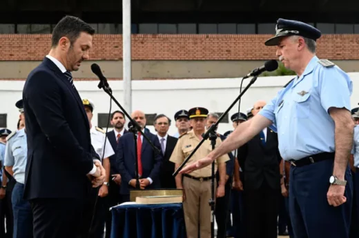 El Gobierno echó al jefe de la Fuerza Aérea