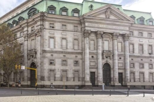 Duro revés para Milei: la Justicia suspende la privatización del Banco Nación