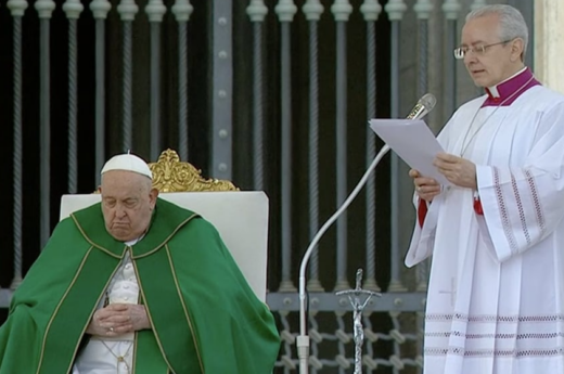 El papa Francisco tuvo que interrumpir su homilía por tener dificultades para respirar