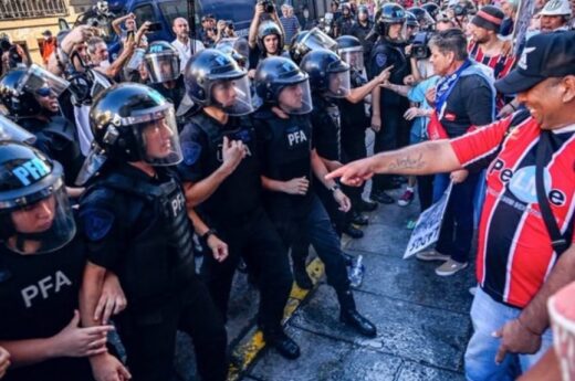 Hinchadas de fútbol se suman a la marcha de jubilados: “Somos todos gente de trabajo”