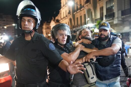 Liberan a los detenidos tras la brutal represión en el Congreso