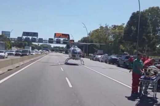 Extraordinario aterrizaje de Helicóptero del SAME en la General Paz para asistir a motociclista herido