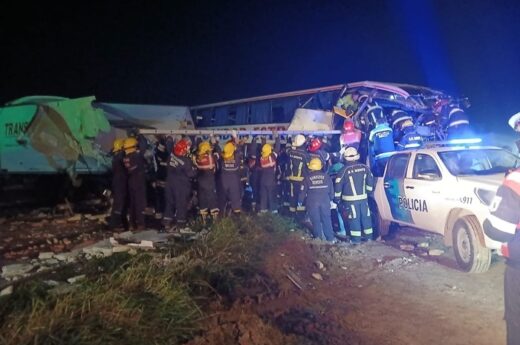 Tragedia en la Ruta 3: Choque frontal entre micro y camión deja al menos 4 muertes