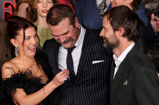Millie Bobby Brown y David Harbour sorprendieron al mostrarse juntos tras las versiones de denuncia por acoso