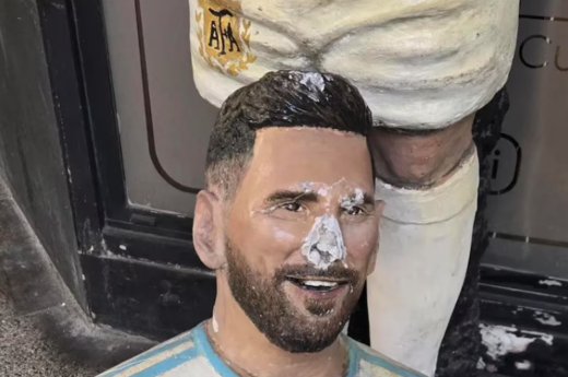 Mar del Plata: Destrozaron una estatua de Messi en medio de las manifestaciones por las últimas decisiones de la AFA