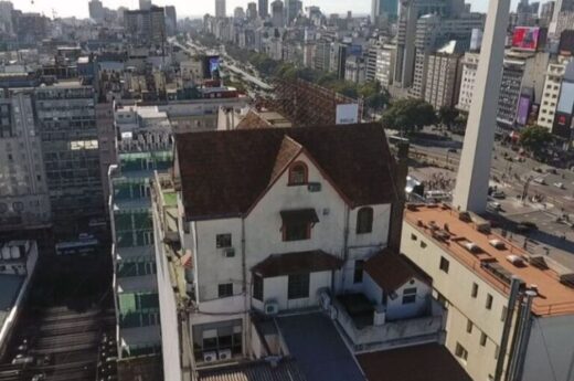 Salió a la venta el emblemático “Chalecito Díaz” que flota sobre la 9 de julio