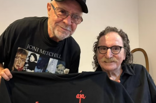 León Gieco visitó a Charly García y mostró el regalo que le llevó