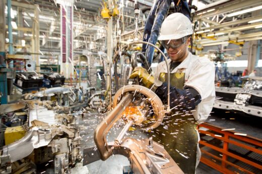 Un informe señala que la industria argentina tuvo la mayor caída a nivel mundial