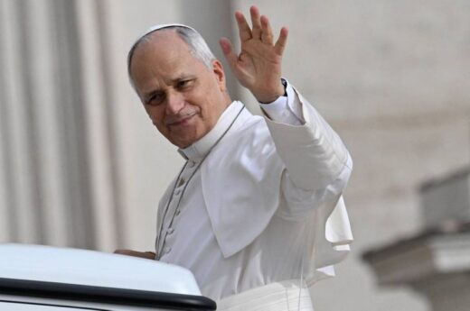 El papa León XIV ingresó al quirófano por una afección pulmonar y se aguarda por el primer parte médico